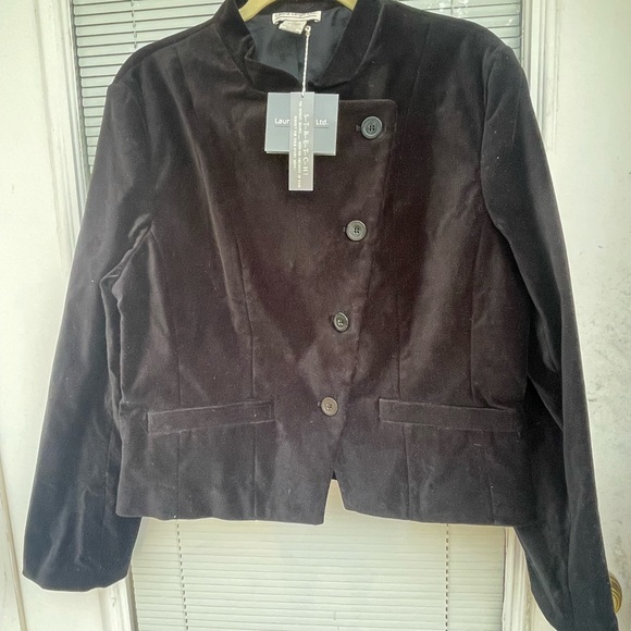 Laura Leigh Ltd Jackets & Blazers - Laura Leigh Black Velvet Cropped Blazer